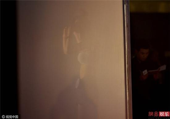 Cuộc thi sắc đẹp bắt thí sinh thay bikini trên sân khấu