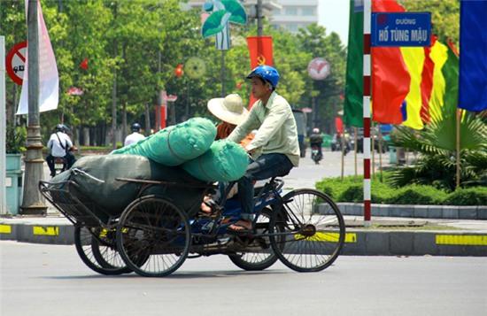 Vất vả mưu sinh trong nắng nóng. Ảnh: Phan Ngọc