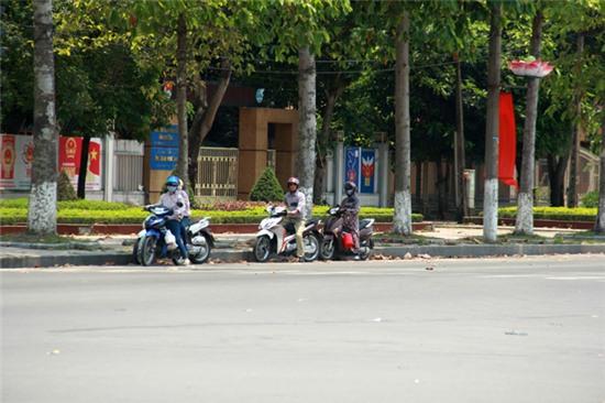 Nép sát vào lề đường để tránh nắng mỗi lúc dừng chờ đèn đỏ. Ảnh: Phan Ngọc