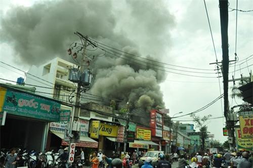 cháy, sài gòn, Garage ô tô, quận 12, tháo chạy