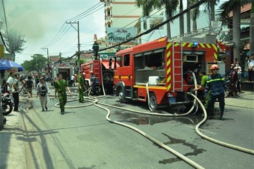 cháy, sài gòn, Garage ô tô, quận 12, tháo chạy