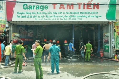 cháy, sài gòn, Garage ô tô, quận 12, tháo chạy