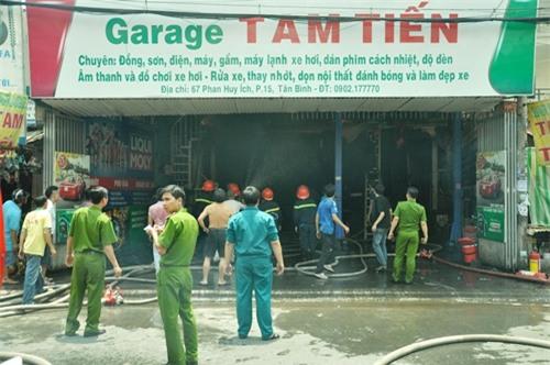 cháy, sài gòn, Garage ô tô, quận 12, tháo chạy