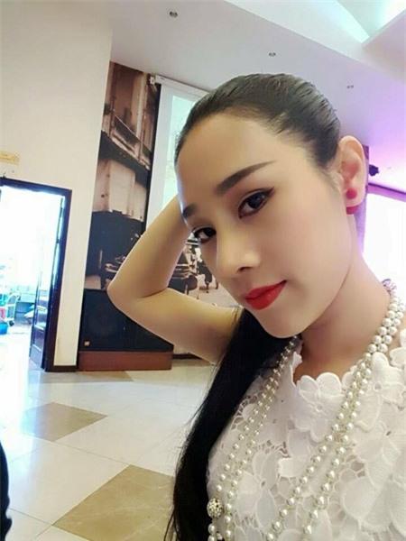 Tuy nhiên thật “trớ trêu” khi trải qua 3 lần chỉnh mũi nhưng dáng mũi của bị lại bị xấu đi và không hoàn hảo như trước. Nó còn khiến cho chị mang biệt danh “hoa mũi lệch” suốt nhiều năm trời.