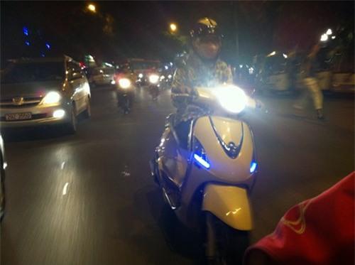 Clip: Đa số dân Việt Nam cứ hồn nhiên rọi thẳng đèn pha vào mặt người khác - Ảnh 2.