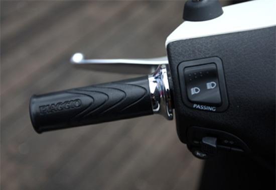 Clip: Đa số dân Việt Nam cứ hồn nhiên rọi thẳng đèn pha vào mặt người khác - Ảnh 3.