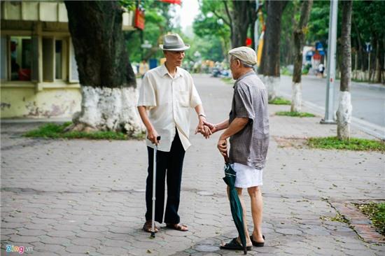 Ha Noi tro gio mat nhu mua thu hinh anh 10