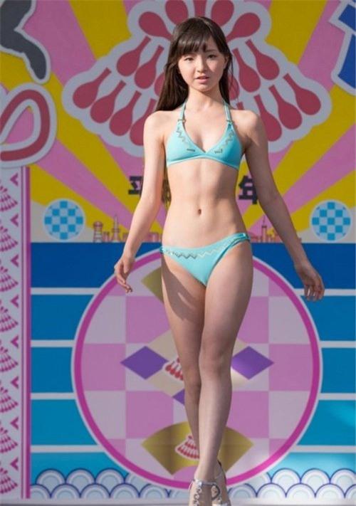 nhat: be gai 12 tuoi bi 'nem da' vi mac bikini bieu dien hinh anh 4