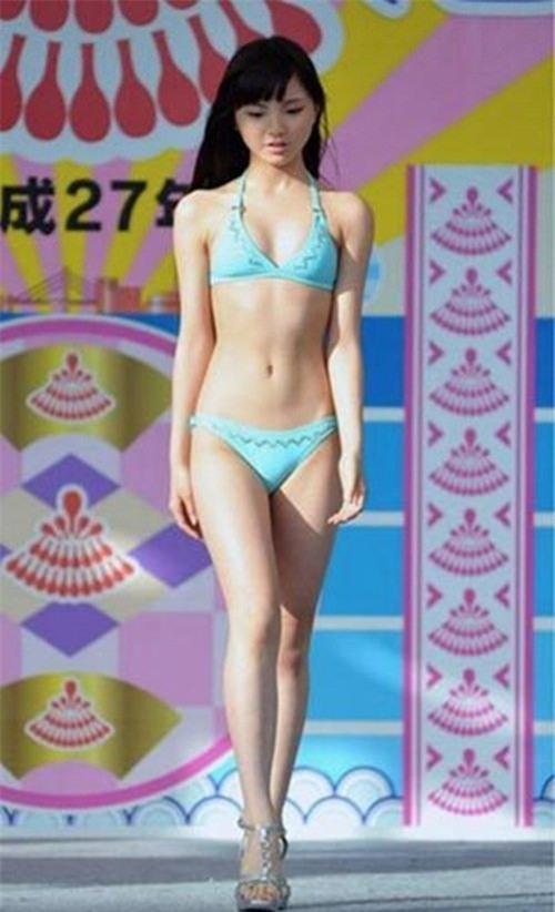 nhat: be gai 12 tuoi bi 'nem da' vi mac bikini bieu dien hinh anh 8