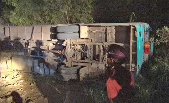 Lật xe chở công nhân, 1 người chết, 18 người bị thương