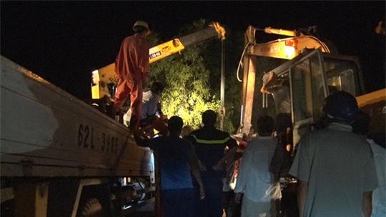 Nỗ lực cứu người mắc kẹt trong xe