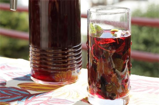 Lạm dụng trà atiso khiến cơ thể thừa sắt nhưng lại thiếu các nguyên tố vi lượng. (Ảnh minh họa: Internet)