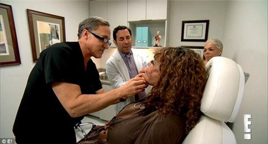 Sự đau đớn của người phụ nữ chuyển giới được phẫu thuật bơm xi măng và keo cầu vào mặt - Ảnh 3.