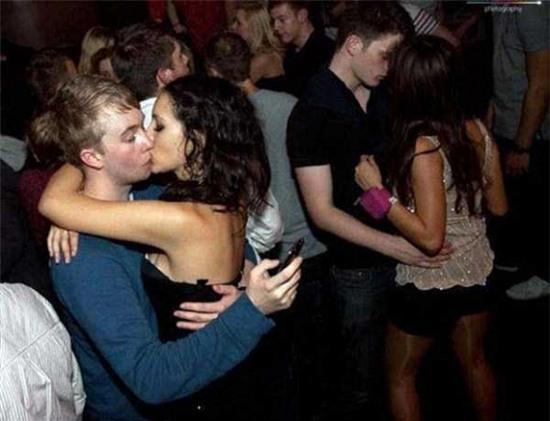 Loạt ảnh hài hước về cuộc sống trong thời công nghệ hiện đại 19