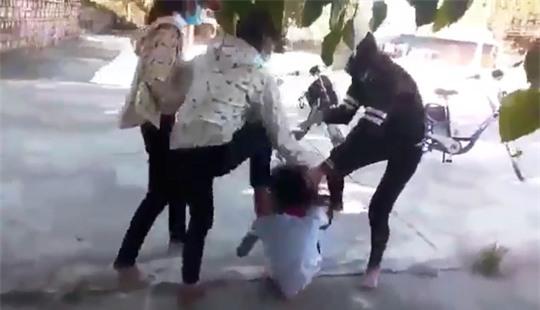 Nghi nói xấu trên Facebook, 1 nữ sinh bị đánh tả tơi - Ảnh 1.