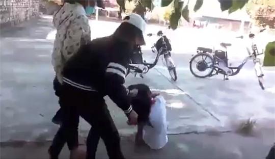 Nghi nói xấu trên Facebook, 1 nữ sinh bị đánh tả tơi - Ảnh 2.