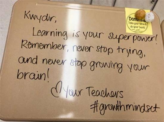 Để truyền cảm hứng cho học sinh thi cử, nữ giáo viên đã làm điều chưa ai từng nghĩ đến - Ảnh 3.