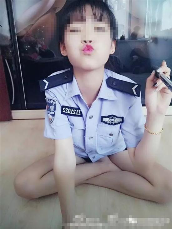 Nữ cảnh sát xinh đẹp bị sa thải vì chụp ảnh phản cảm với đồng phục - Ảnh 1.