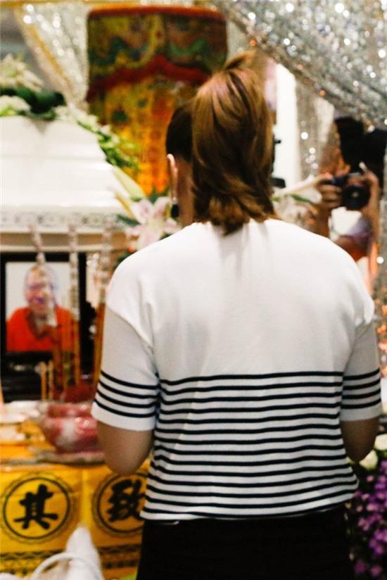 Cô thắp nén hương bày tỏ sự thương xót trước linh cữu của bố Hồng Ngọc.