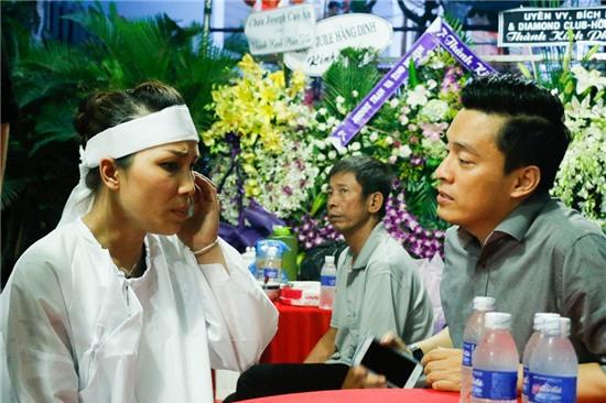 Bên cạnh ca sĩ Mỹ Tâm, Lam Trường đến sau, anh động viên đồng nghiệp của mình để vượt qua sự đau buồn này.