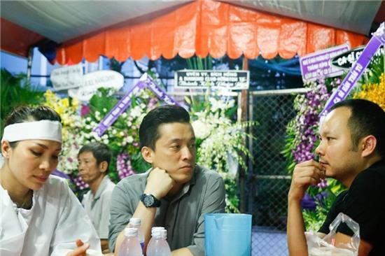 Anh tâm sự với vợ chồng Hồng Ngọc và chia sẻ những kỉ niệm một thời khi cả cùng đứng chung sân khấu, nhằm phần nào làm vơi đi nỗi đau của gia đình.