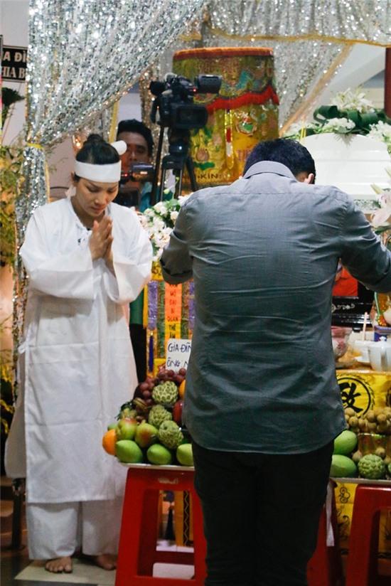 Nữ ca sĩ lạy trả lễ Lam Trường trước linh cữu của bố.