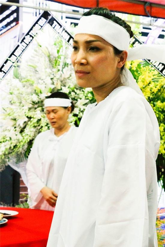 Sau nhiều giờ liền ngồi trên máy bay cộng với nỗi đau mất đi người thân, Hồng Ngọc khá mệt mỏi nhưng cô vẫn cố gắng gượng dậy lo lắng tang lễ.