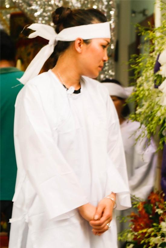 Hồng Ngọc mặc áo tang trong tâm trạng vô cùng buồn bả, mệt mỏi