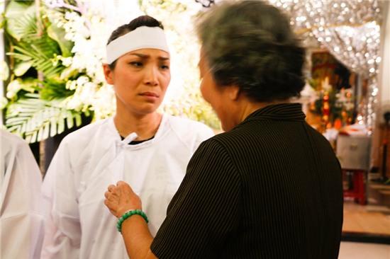 Khi người thân đến thăm hỏi, nước mắt cô sắp trào ra trước nỗi mất mát quá lớn