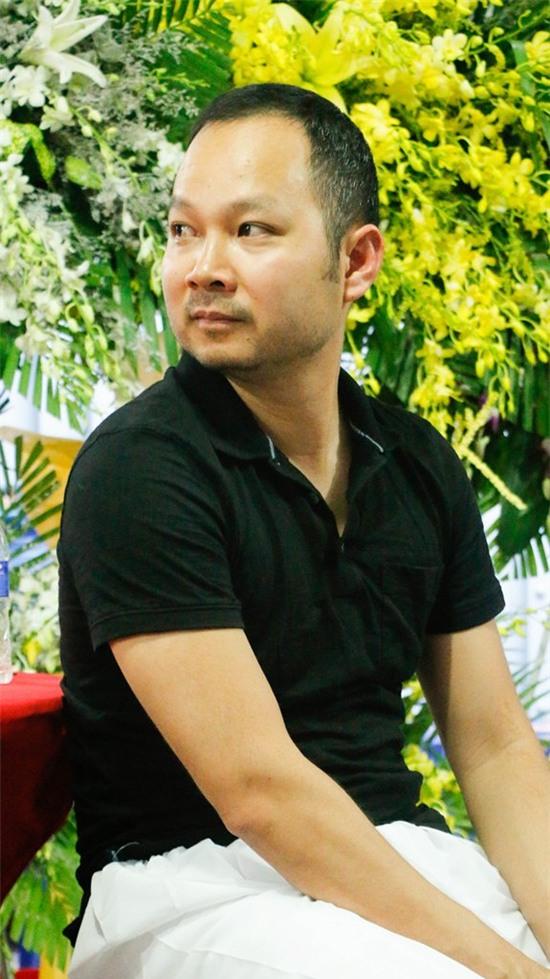 Ông xã ca sĩ Hồng Ngọc luôn trực chờ bên cạnh vợ và thay mặt gia đình tiếp đón khách viếng