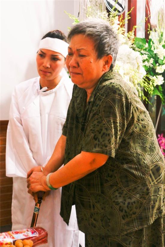 Khi mẹ ca sĩ Hồng Ngọc đứng trước di ảnh của chồng, bà không kiềm nén được xúc động.