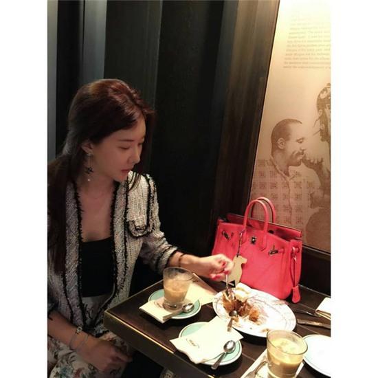 Ra tù sau 2 năm, cuộc sống sao Missing You vẫn an nhàn bên đồ hiệu và bạn trai đại gia - Ảnh 6.