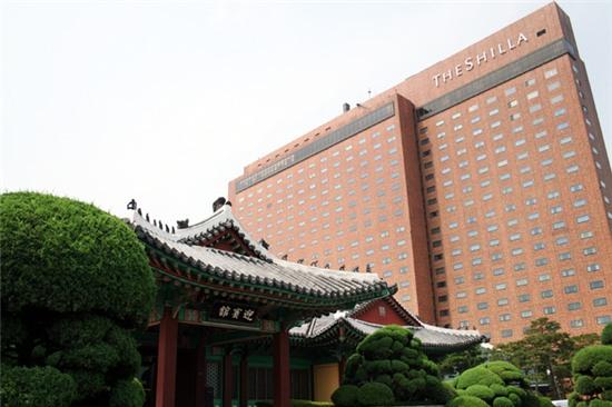 Ra tù sau 2 năm, cuộc sống sao Missing You vẫn an nhàn bên đồ hiệu và bạn trai đại gia - Ảnh 13.