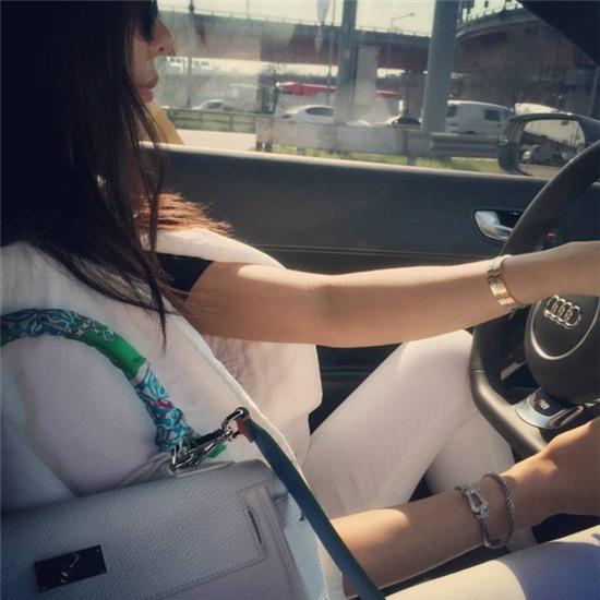 Ra tù sau 2 năm, cuộc sống sao Missing You vẫn an nhàn bên đồ hiệu và bạn trai đại gia - Ảnh 9.