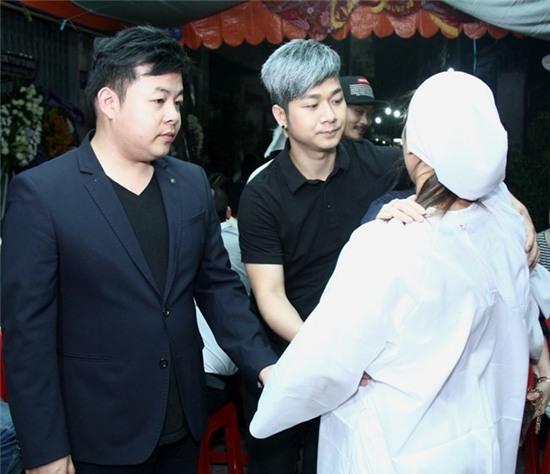 Dam Vinh Hung, Quang Le den vieng bo Hong Ngoc hinh anh 2