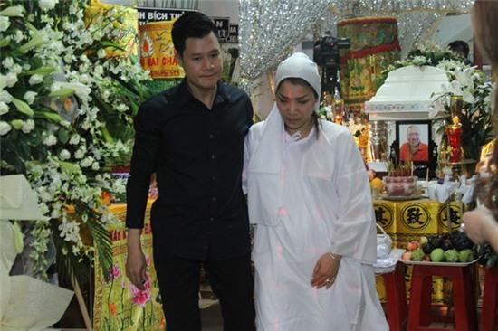 Dam Vinh Hung, Quang Le den vieng bo Hong Ngoc hinh anh 3