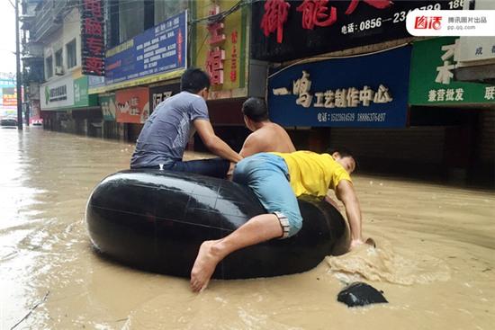 Thêm loạt ảnh Khi mẹ thiên nhiên nổi giận khiến hàng triệu người rùng mình - Ảnh 14.