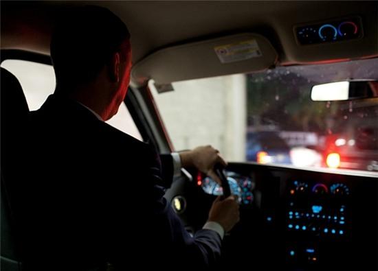 Tài xế: Tài xế của Tổng thống Obama là một điệp vụ CIA được huấn luyện đặc biệt để có thể ứng phó với các tình huống khẩn cấp chứ không chỉ làm nhiệm vụ lái xe thông thường. Tài xế cũng có thể sử dụng các trang thiết bị hữu ích trên xe, như hệ thống thông tin và GPS.