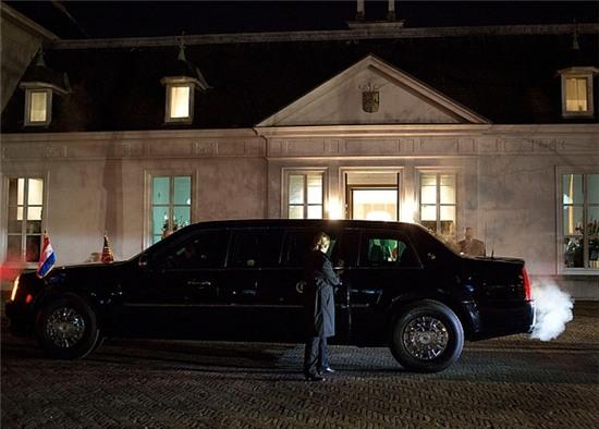 Bình nhiên liệu: Giống như thân xe, bình nhiên liệu của chiếc limo cũng được bọc thép chống đạn. Và giống như xe đua, chiếc xe của tổng thống được đổ một chất bọt đặc biệt có tác dụng chống nổ ngay cả khi xe bị đâm trực tiếp.