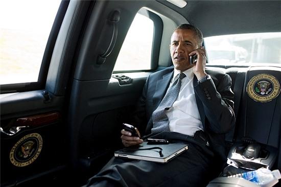  Khoang ghế sau: Đây chính là khu vực Tổng thống Obama và khách mời của ông ngồi, nên được trang bị vừa an toàn, vừa tiện nghi, cao cấp. Khoang sau thường có 4 ghế, có vách kính ngăn mà chỉ có tổng thống mở được. Khi ngồi trên xe, ông Obama vẫn có thể làm việc và sử dụng laptop có kết nối Wi-Fi an toàn, điện thoại vệ tinh nối trực tiếp với Lầu năm góc và máy của phó tổng thống. 