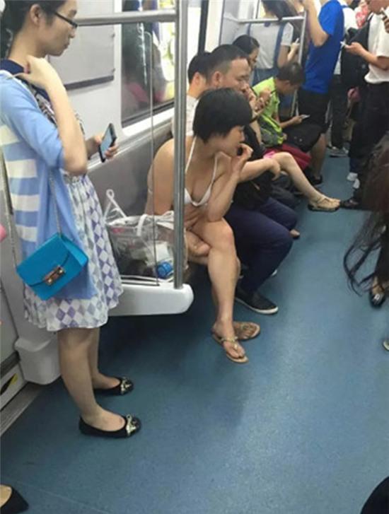 Hoảng hốt trước thời trang tàu điện ngầm những ngày đầu hè ở Trung Quốc - Ảnh 1.