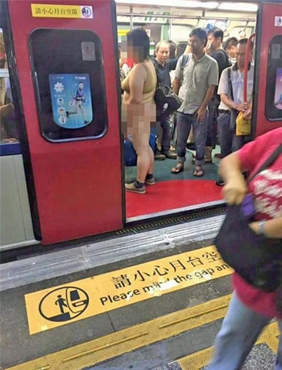 Hoảng hốt trước thời trang tàu điện ngầm những ngày đầu hè ở Trung Quốc - Ảnh 4.