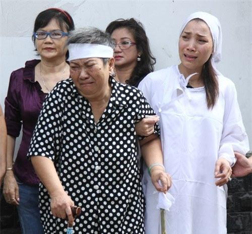 Hồng Ngọc ngã quỵ khóc bên lĩnh cữu bố