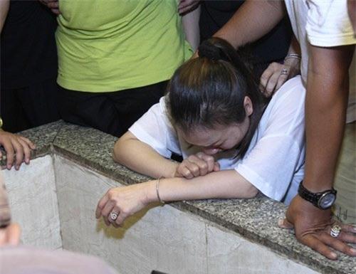 Hồng Ngọc ngã quỵ khóc bên lĩnh cữu bố