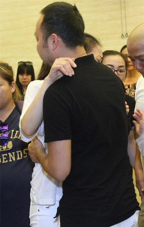 Hồng Ngọc ngã quỵ khóc bên lĩnh cữu bố