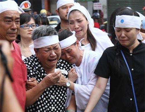 Hồng Ngọc ngã quỵ khóc bên lĩnh cữu bố