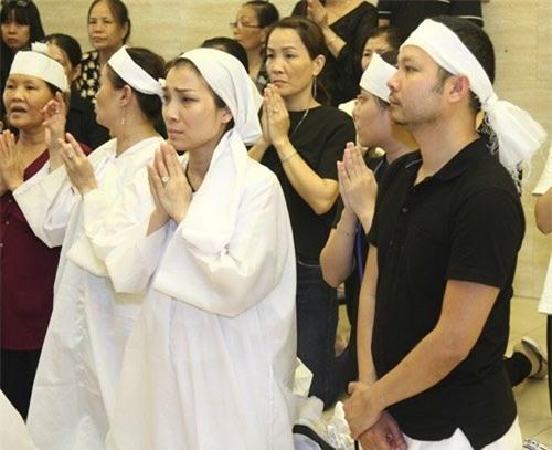 Hồng Ngọc ngã quỵ khóc bên lĩnh cữu bố