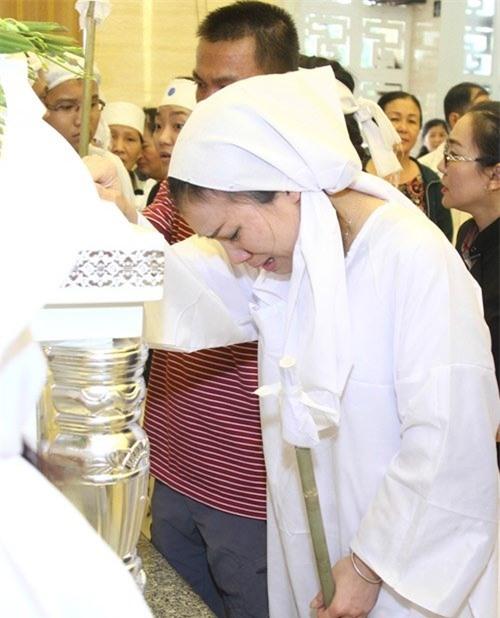 Hồng Ngọc ngã quỵ khóc bên lĩnh cữu bố