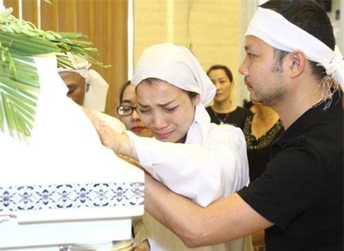 Hồng Ngọc ngã quỵ khóc bên lĩnh cữu bố