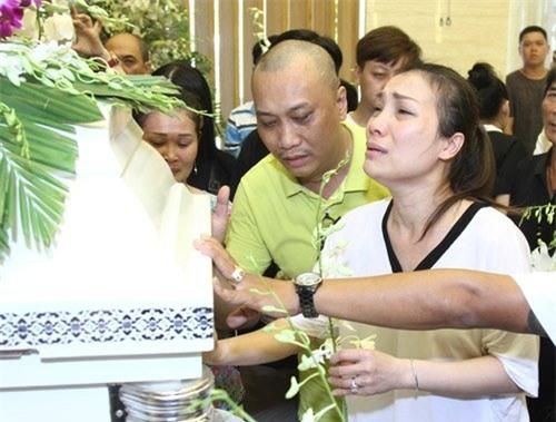 Hồng Ngọc ngã quỵ khóc bên lĩnh cữu bố